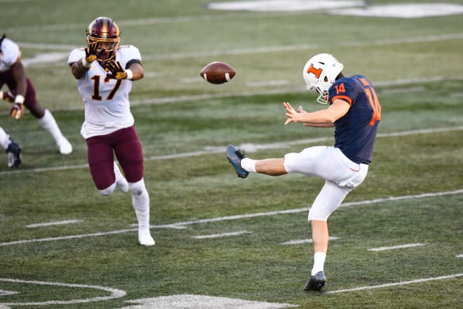 Illinois punter Blake Hayes