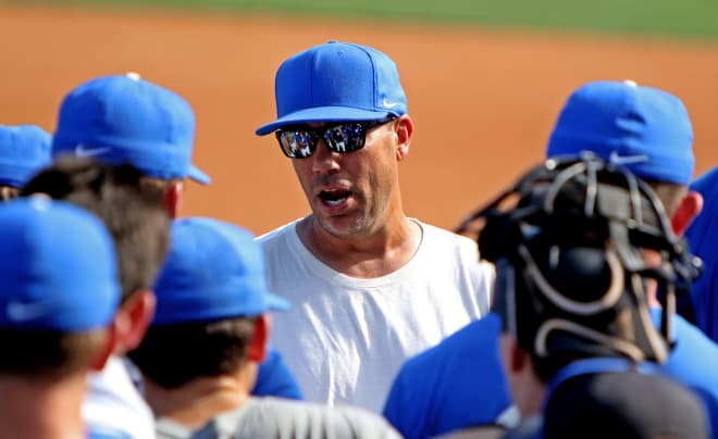 UK head coach Nick Mingione spoke with the players between innings. 