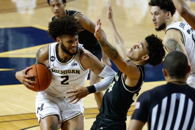 Michigan Wolverines basketball senior forward Isaiah Livers helped his team improve to 2-0.
