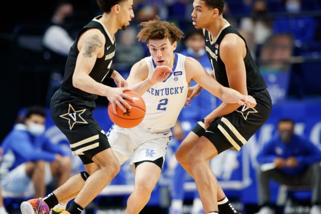 Devin Askew defended Vanderbilt's Scotty Pippen Jr. during a matchup between the Wildcats and Commodores this season.