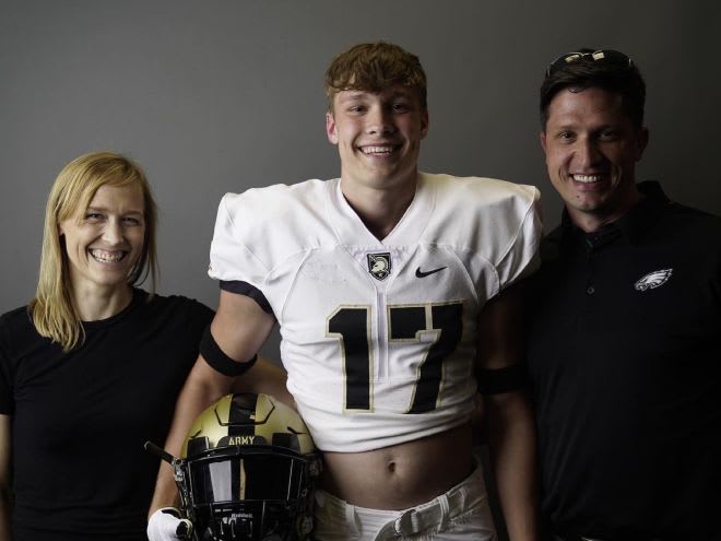 WR prospect Neo Vossschulte is joined on his visit by his parents