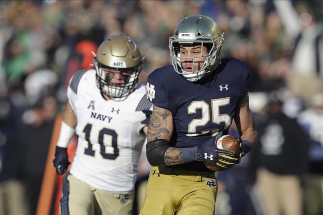 Notre Dame wide receiver Braden Lenzy (25) scores a touchdown in the Irish's 52-23 over Navy in 2019.