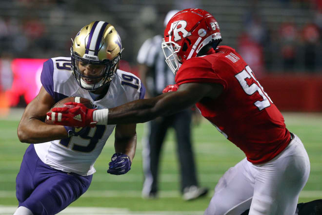 Washington Huskies tight end Hunter Bryant (19) runs with the ball while Rutgers Scarlet Knights defensive lineman Kemoko Turay (58) attempts to tackle him during the second half at High Point Solutions Stadium. Photo Credit: Ed Mulholland-USA TODAY Sports