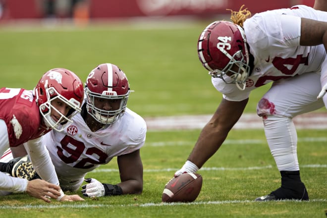 Alabama Crimson Tide defensive lineman D.J. Dale recovers a fumble against Arkansas last season. Photo | Getty Images 