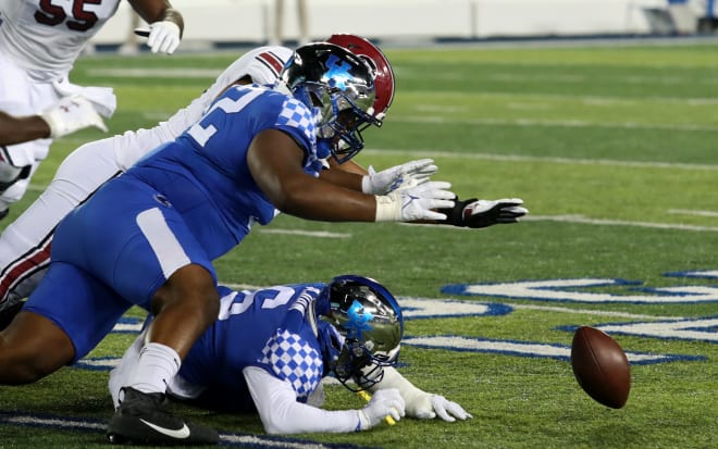 Kentucky s Justin Rogers goes for the fumble against South Carolina.Oct. 8, 2022. Photo | Scott Utterback/Courier Journal / USA TODAY NETWORK