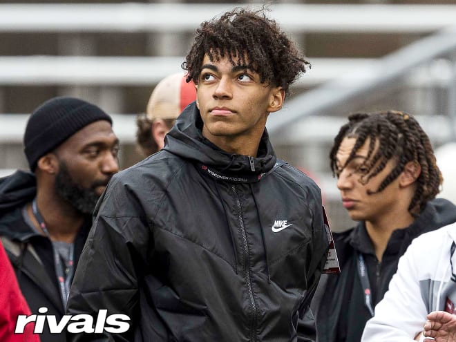 How does Robert Booker's commitment impact the Badgers' 2024 recruiting class?