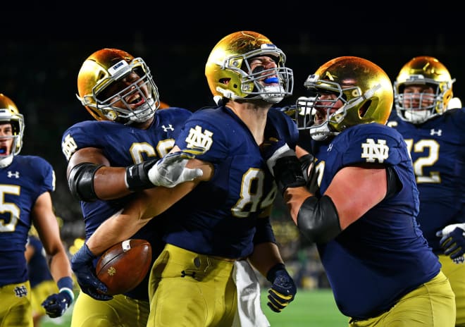  Notre Dame tight end Cole Kmet celebrating his touchdown against USC with offensive linemen (Andris Visockis)