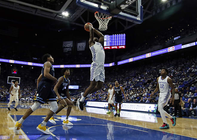 Kentucky's Oscar Tshiebwe slammed in two of his game-high 23 points. 