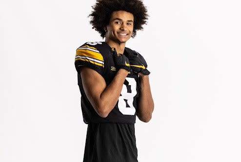 Wide receiver Alex Mota announced his commitment to the Iowa Hawkeyes today.