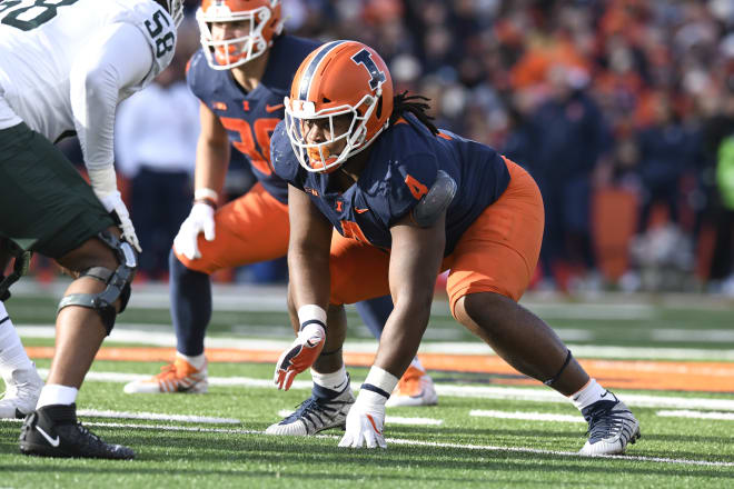  Illinois Fighting Illini defensive lineman Jer'Zhan Newton (4) lines up for a play during the college football game between the Michigan State Spartans and the Illinois Fighting Illini on November 5, 2022, at Memorial Stadium in Champaign, Illinois.