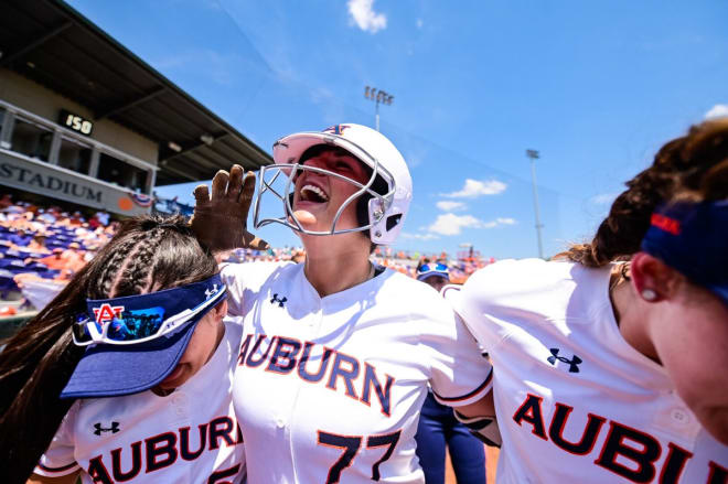 The Auburn Softball team - Auburn Uniform Database