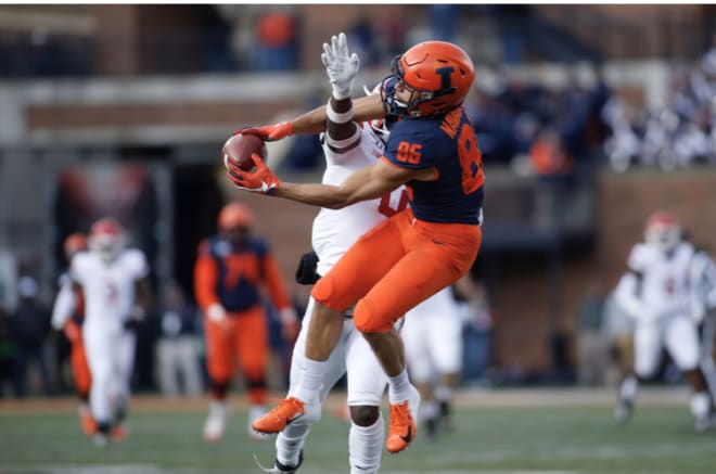 Donny Navarro had 16 catches for 167 yards for Illinois last season.