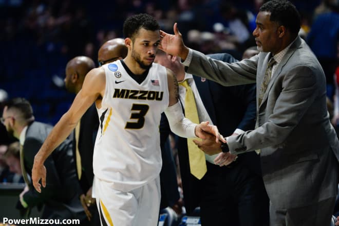 Martin signed graduate transfer Kassius Robertson from Canisius in his first recruiting class