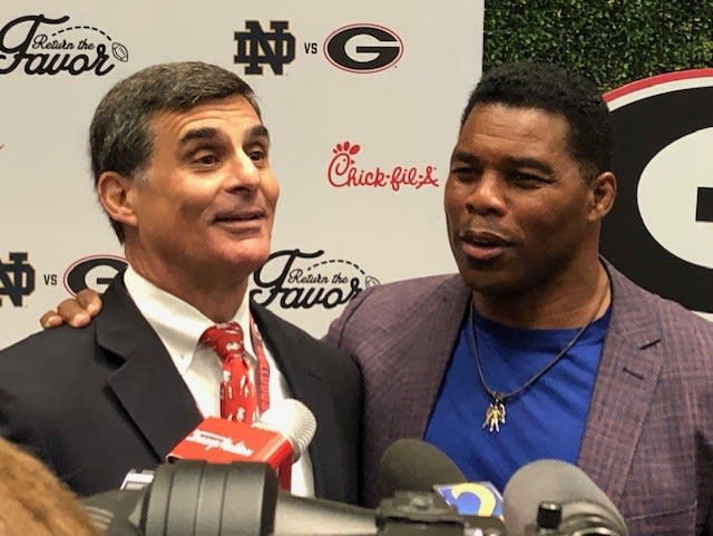 Old teammates Frank Ros and Herschel Walker share a laugh.