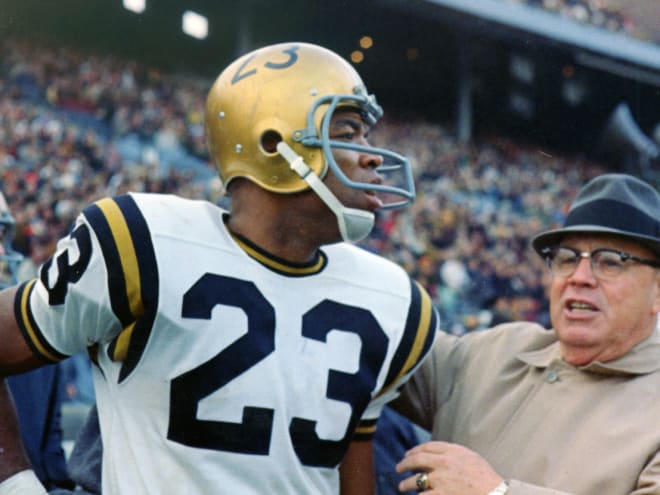 Keyes had a constructive relationship with his head coach Jack Mollenkopf. Here the duo are pictured on the sidelines at Illinois in 1967.