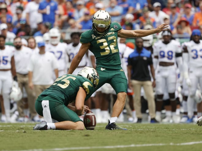 South Florida kicker Spencer Shrader (32) announced a commitment to transfer to Notre Dame for the 2023 season.