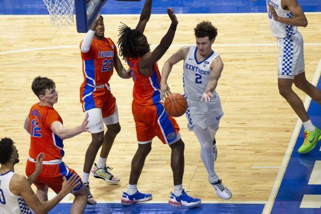 Kentucky guard Devin Askew tried to dish the ball off to Olivier Sarr during Saturday's game against Florida.