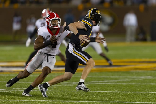 Georgia outside linebacker Nolan Smith (4) during Georgia's 26-22 victory over Missouri at Faurot Field in Columbia, Missouri, on Oct. 1, 2022. Photo by Kenneth Ward. 