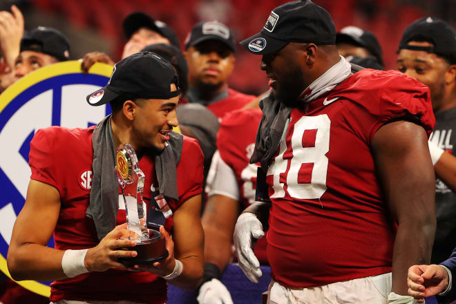 Alabama Crimson TIde quarterback Bryce Young (right) and defensive lineman Phidarian Mathis (left). Photo | Getty Images 