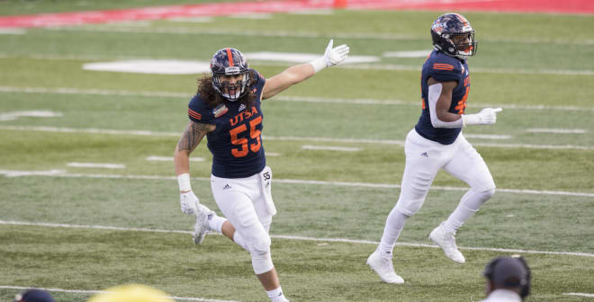 Josiah Tauaefa led the Roadrunner defense with 11 total tackles in the 2016 New Mexico Bowl