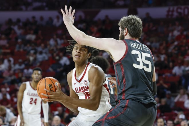 Alabama Crimson Tide forward Noah Clowney (15) controls the ball against Oklahoma Sooners forward Tanner Groves (35) on a drive during the first half at Lloyd Noble Center. Photo | Alonzo Adams-USA TODAY Sports