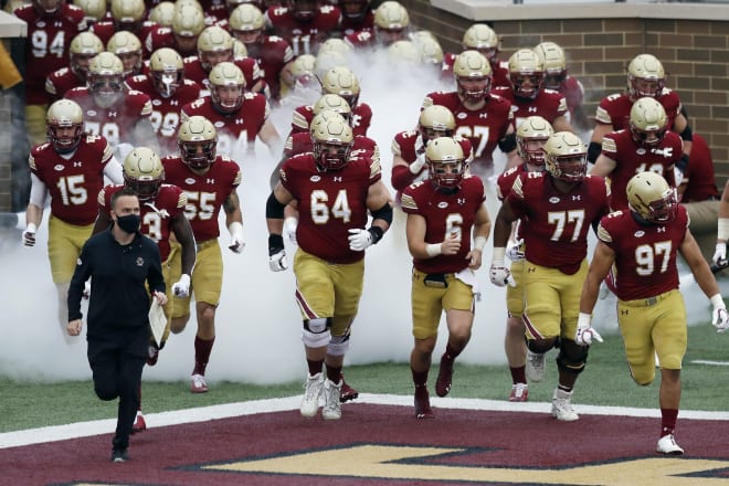 Jeff Hafley leads his team onto the field. 