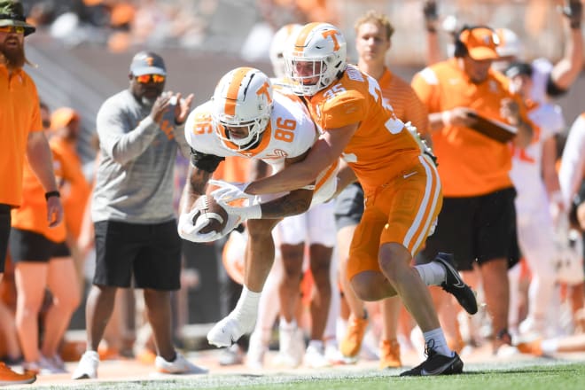 Tennessee freshman tight end Ethan Davis makes a catch in the first half of the Orange and White Game on Saturday.