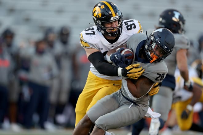 Zach VanValkenberg anchors the Iowa defensive line. (Photo: Hawkeyesports.com)