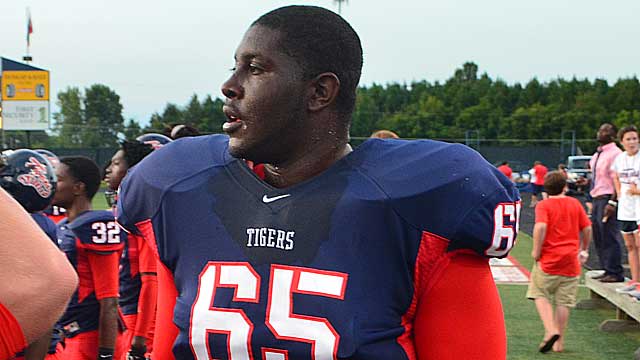 Itawamba C.C. offensive lineman Dqmarcus Shaw has committed to East Carolina on Monday.