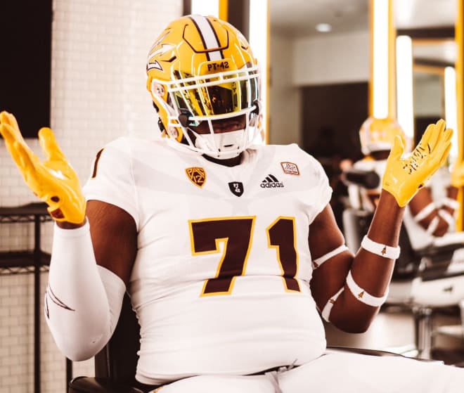 The East Los Angeles College offensive lineman is a three-for-three player and will enroll in January 2023