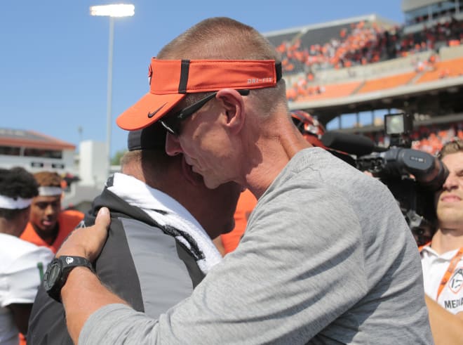 Oregon State head coach Gary Andersen, right, shares a quiet word with Portland State head coach Bruce Barnum
