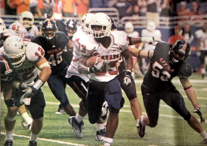 South Alabama's Demetre Baker runs for the winning score against the Roadrunner defense. 