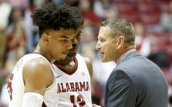 Jaden Shakelford speaks with Alabama basketball head coach Nate Oats. Photo | USA Today