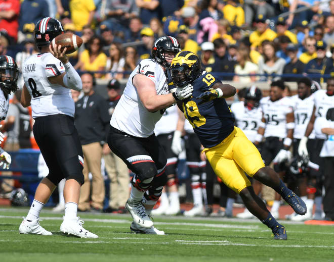 Michigan Wolverines football defensive end Kwity Paye is a first-round pick in PFF's latest mock draft.
