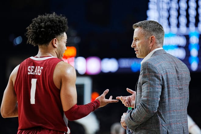 Alabama guard Mark Sears (1) talks with head coach Nate Oats during the Final Four semifinal game against Connecticut at State Farm Stadium. Photo | Patrick Breen/The Republic / USA TODAY NETWORK
