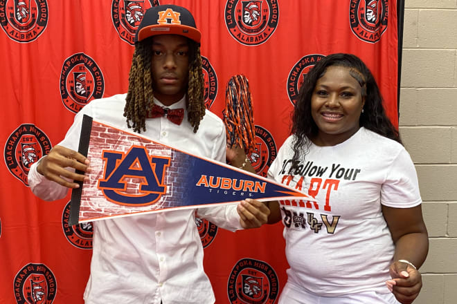 Hart with his mother shortly after committing to Auburn.