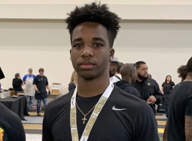 2021 running back Antwan Roberts committed to Wisconsin on Monday.