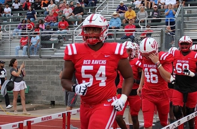 JUCO offensive lineman Amaury Wiggins has committed to the Arkansas Razorbacks.
