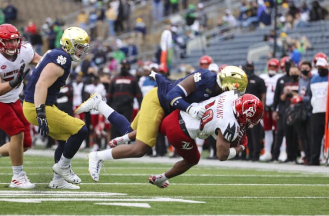 Notre Dame Fighting Irish fifth-year senior defensive end Daelin Hayes making a tackle against Louisville in a 12-7 win Oct. 17