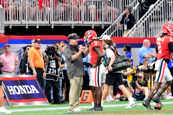 Kirby Smart talks to Kamari Lassiter after his personal foul penalty against Oregon.