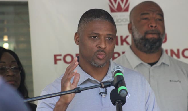 Warrick Dunn returned to Tallahassee in April as his foundation helped with down payment assistance on a 213th and 214th home.