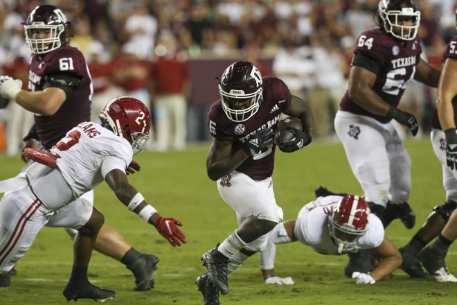 Texas A&M Aggies running back Devon Achane (6) rushes against Alabama Crimson Tide defensive back DeMarcco Hellams (2) in the first quarter at Kyle Field. Photo | Thomas Shea-USA TODAY Sports