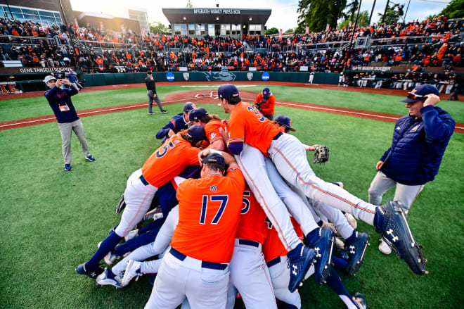 Auburn celebrates winning the Corvallis Super Regional and advancing to the CWS.