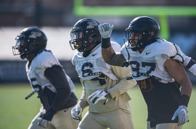 LBs Jalen Graham (middle) and Semisi Fakasiieiki (right) are part of a defense that impressed on Saturday.