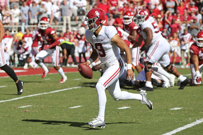 Alabama Crimson Tide quarterback Bryce Young (9) rushes for a touchdown in the first quarter against the Arkansas Razorbacks at Donald W. Reynolds Razorback Stadium. Photo |  Nelson Chenault-USA TODAY Sports