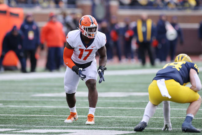  Illinois Fighting Illini linebacker Gabe Jacas (17) lines up on defense during a college football game against the Michigan Wolverines on November 19, 2022 at Michigan Stadium in Ann Arbor, Michigan.