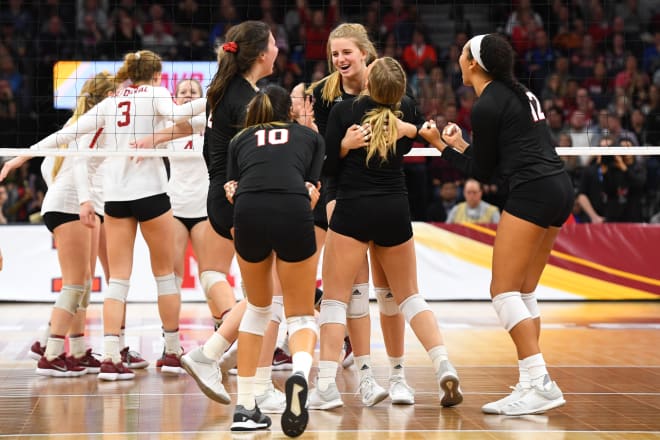 Callie Schwarzenbach and her teammates celebrating a point vs Stanford in the 2018 National Championship game