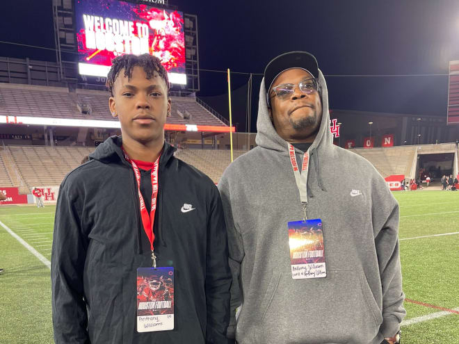 Notre Dame extended an offer to 2025 linebacker recruit Anthony Williams, left, on Monday.