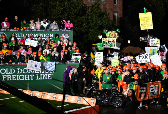 The Oregon Ducks faithful made a strong showing for the early morning ESPN College GameDay broadcast.