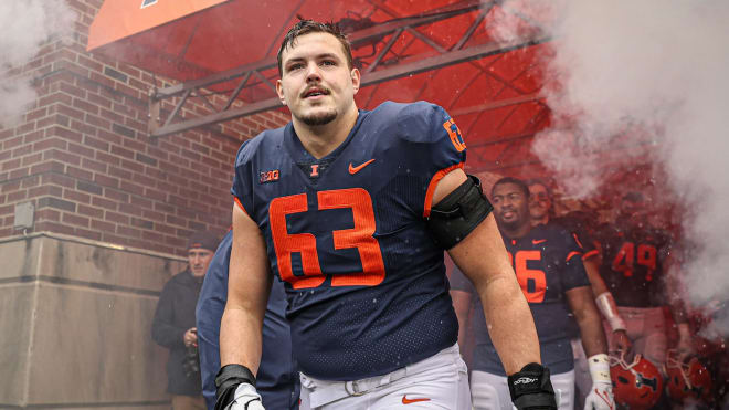 Illinois tackle Alex Palczewski